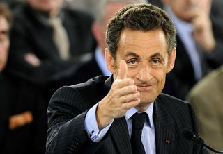 Nicolas_sarkozy_tend_la_main_reference