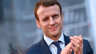 Macron enjoleur